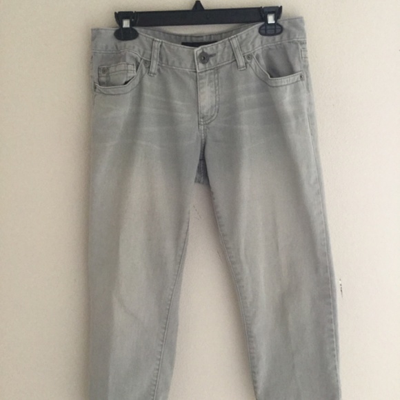 Calvin Klein Light Green Capri Style Jeans with Studded Pockets: Women's 8 - Picture 4 of 4